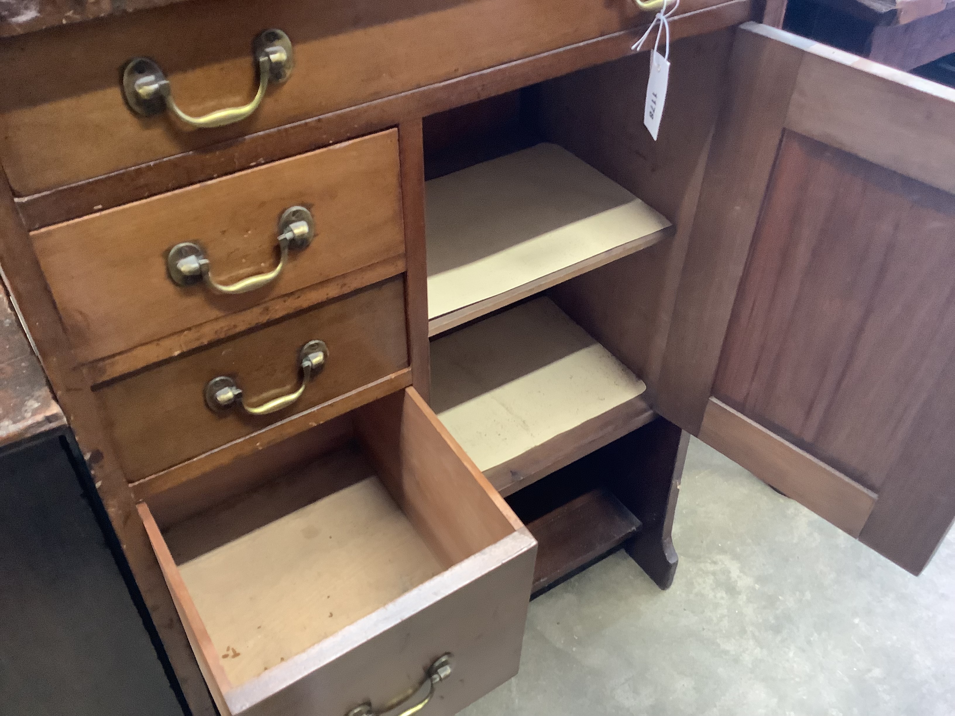 An Edwardian mahogany washstand
